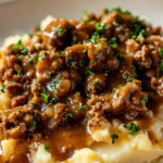 Hackfleisch mit Bratensauce auf cremigem Kartoffelpüree