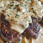 Cremiges Steak Gorgonzola Alfredo mit Fettuccine