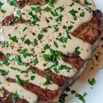 Steak mit Knoblauch-Sahnesauce