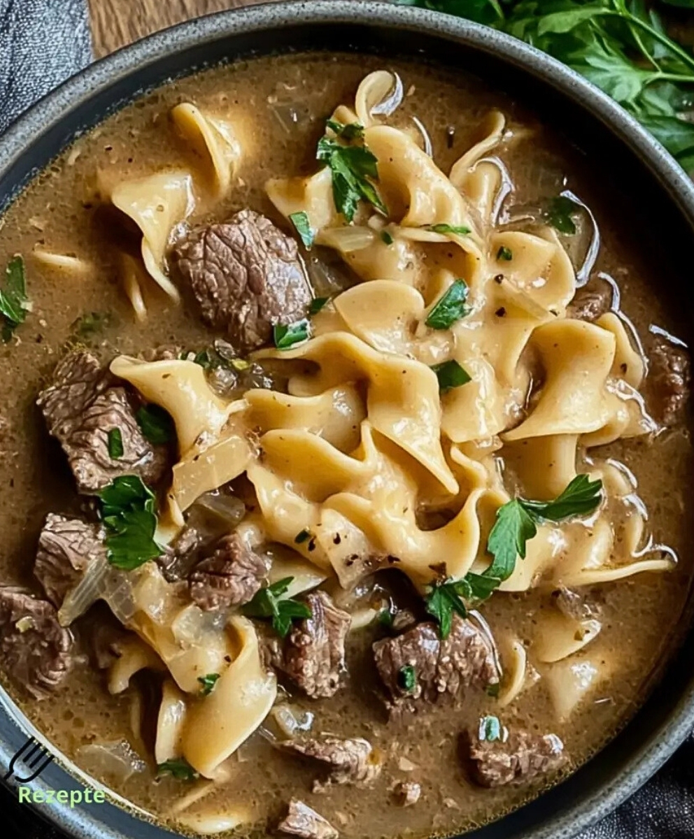 Cremige Rindfleisch Stroganoff Suppe aus einem Topf