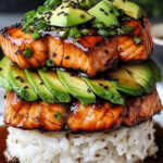 Teriyaki Lachs Avocado Reis Stapel