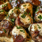 Zarte Steakbissen in Knoblauchbutter mit cremiger Parmesan-Sahnesoße