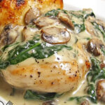 Hähnchen mit Spinat und Champignons in cremiger Parmesansoße