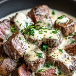 Zarte Steakwürfel in einer verführerischen Parmesan-Cremesauce