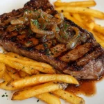 Ribeye Steak mit karamellisierten Zwiebeln und Pommes Frites