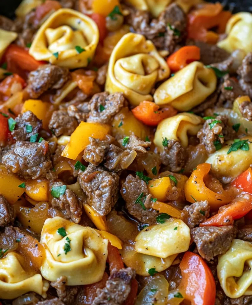 Cheesesteak-Tortellini in reichhaltiger Provolonesauce