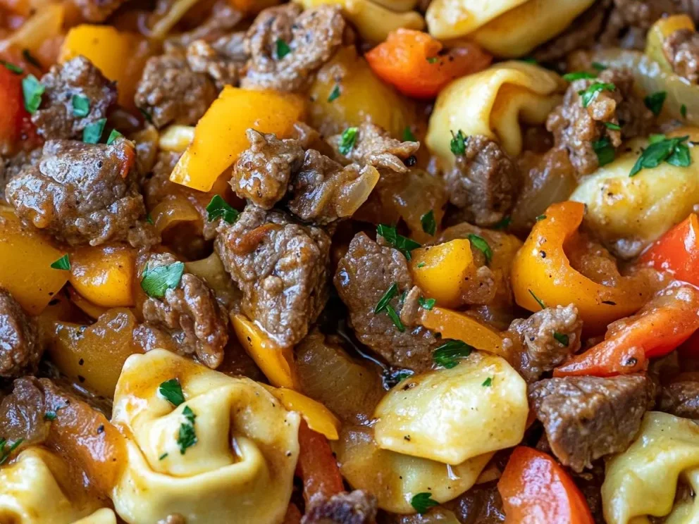 Cheesesteak-Tortellini in reichhaltiger Provolonesauce