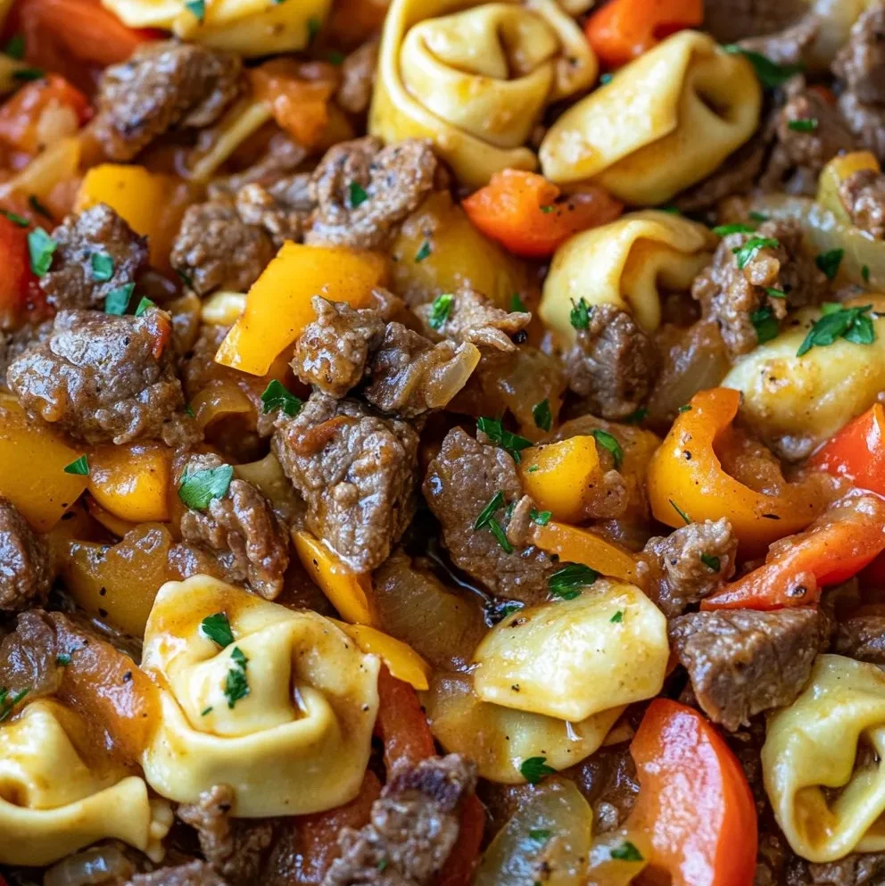 Cheesesteak-Tortellini in reichhaltiger Provolonesauce