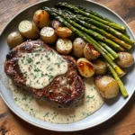Knoblauch Parmesan Sahne Steak mit gerösteten neuen Kartoffeln und Spargel
