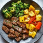Pfeffersteak mit Knoblauchbutterkartoffeln und Cheddarbrokkoli